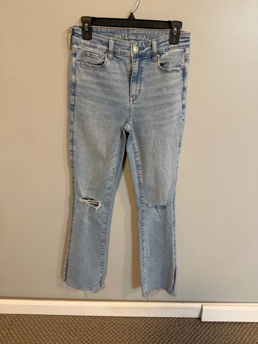 American Eagle Next Level Stretch Jeans | Size 6 | Light Wash Distressed